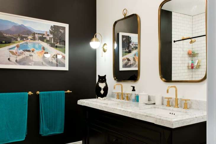 6 Smart Ways to Decorate the Space Between Your Sinks