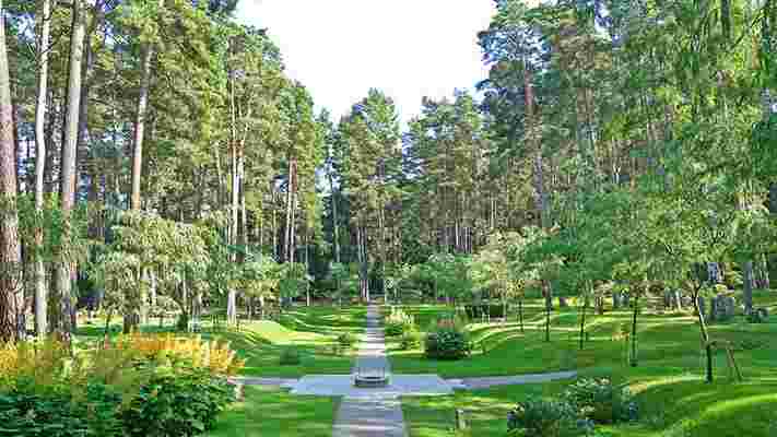 Lee F. Mindel Tours Stockholm’s Skogskyrkogården